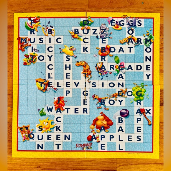 A set of three board games: Scrabble Junior, Guess Who & Trouble - Picture 5 of 7